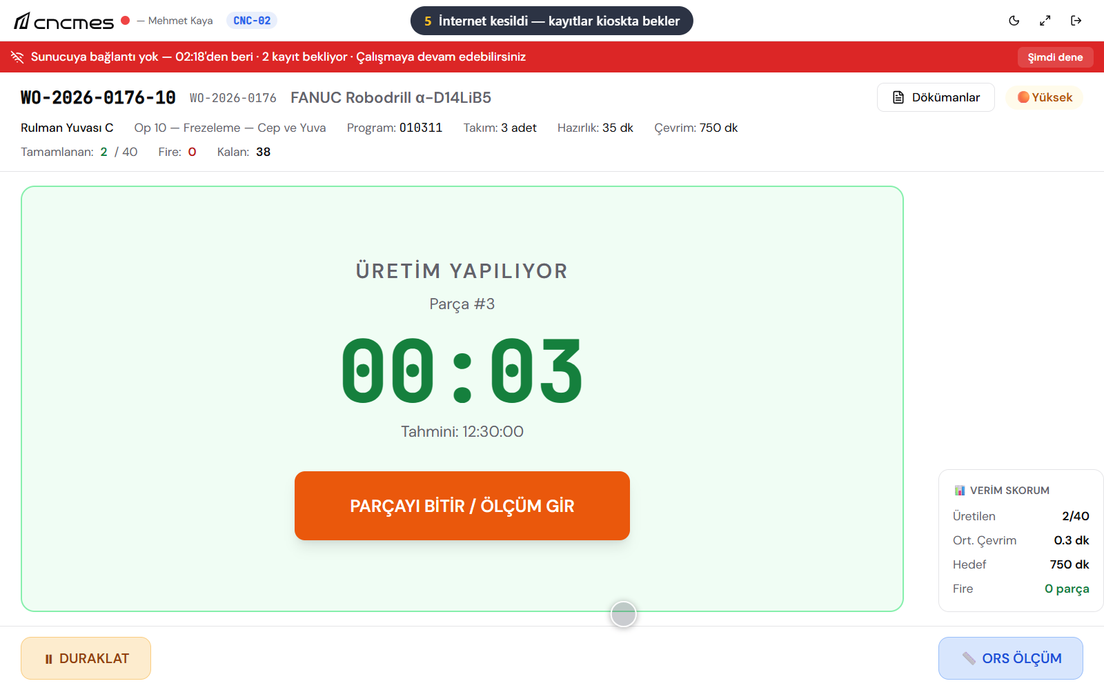 Operatör kiosku, internet bağlantısı kesikken: üstte "Sunucuya bağlantı yok · 2 kayıt bekliyor" uyarısı, üretim sayacı çalışmaya devam ediyor